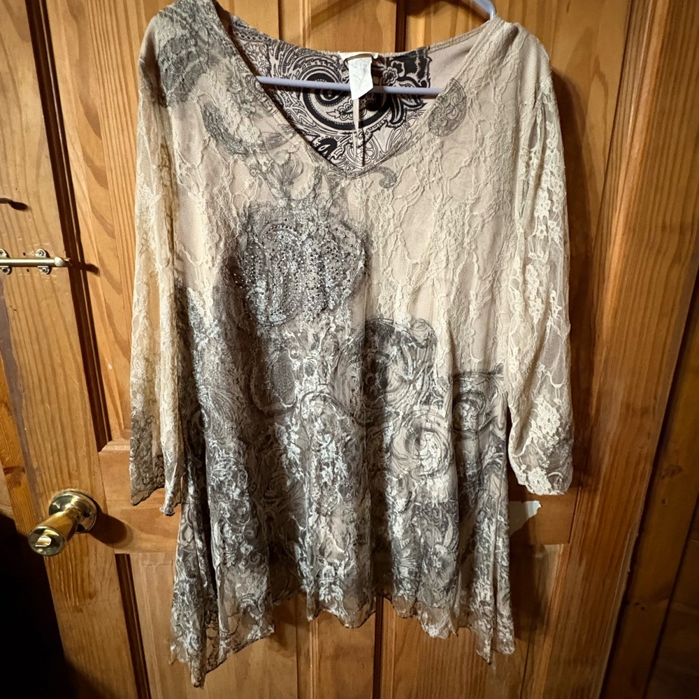 NFS-SOLD-VEGAS_POSH 
Brittany Black Lace-Overlay Tunic Top in Beige and Gray